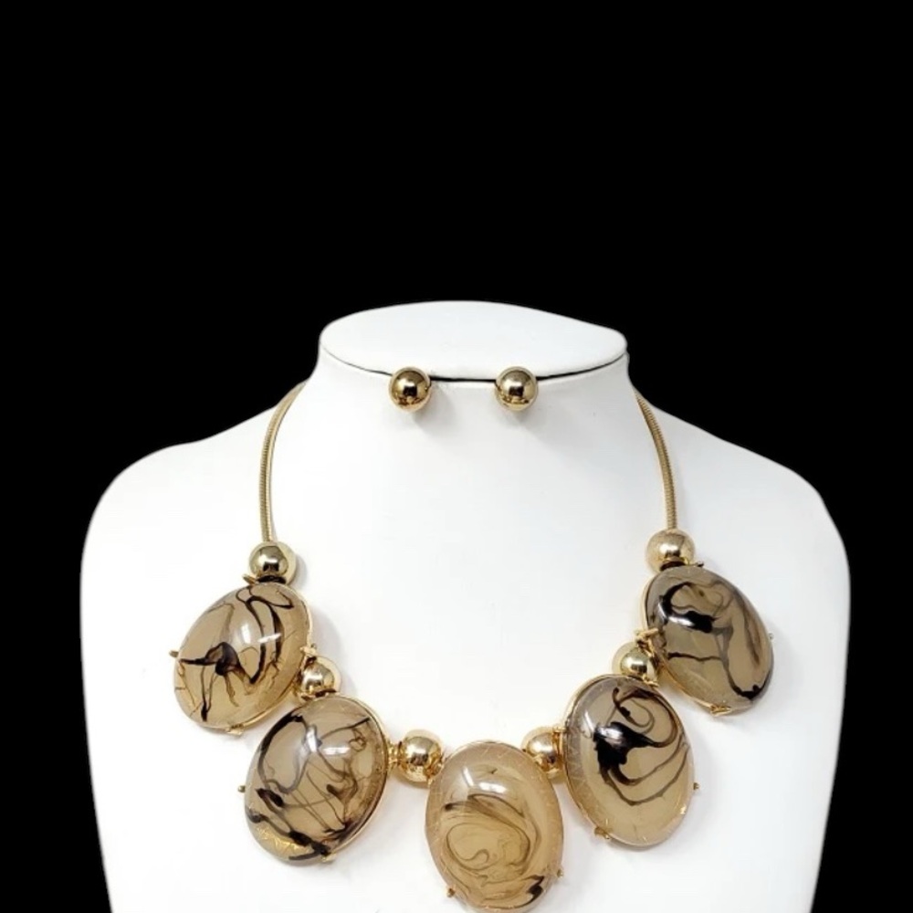 Elegant Gold and Brown Necklace